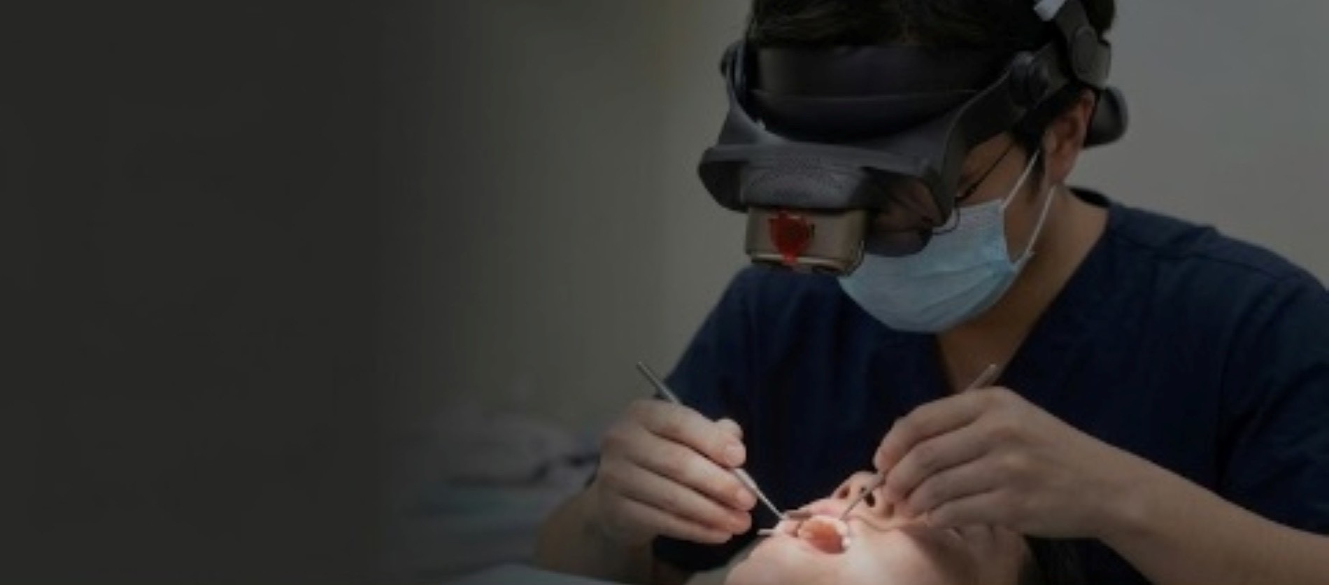 Clinician using arLoupe
